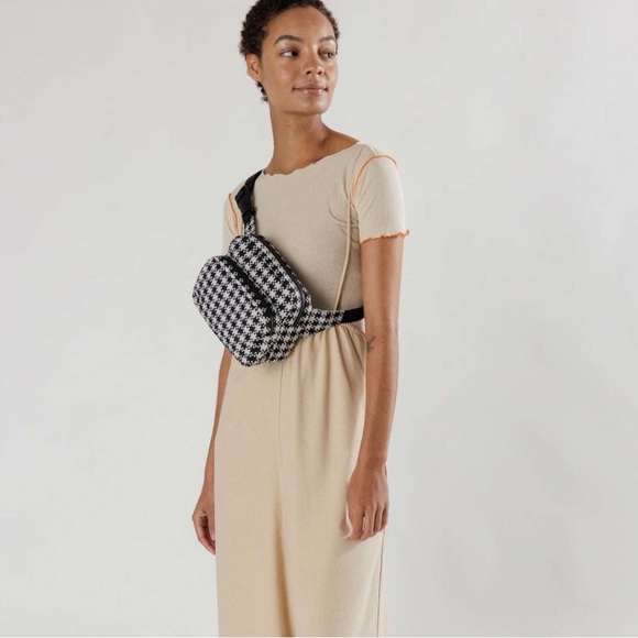 NWT BAGGU BLACK & WHITE PIXEL GINGHAM Fanny Pack bvr - Picture 2 of 4